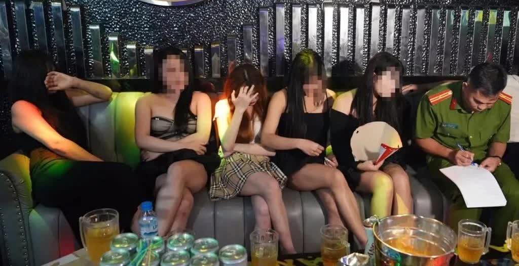 越南卡拉OK为了招揽顾客有多拼？8月24日，越南清化省警方在一次行政检查中发现了