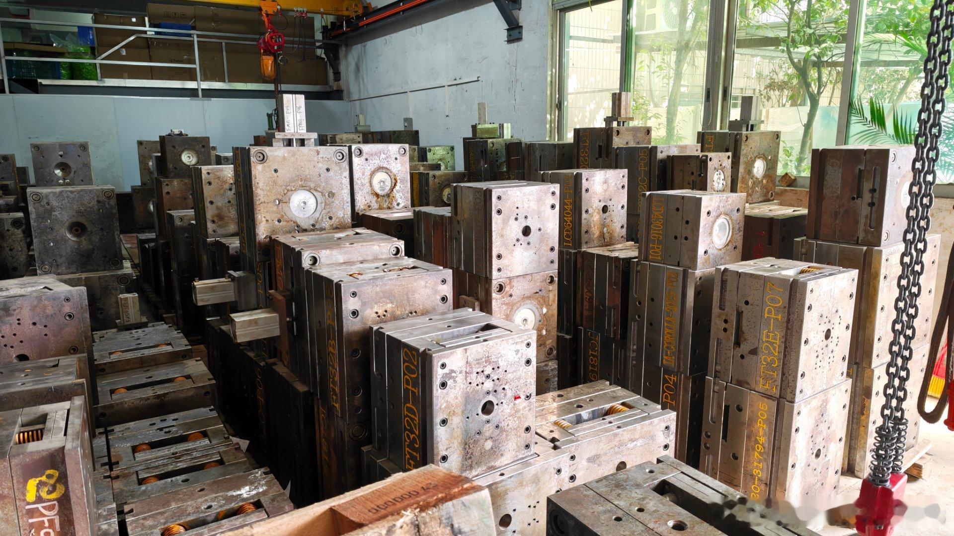 什么叫重资产，这些车模模具就是，不仅压钱多，而且绝对搬不动……