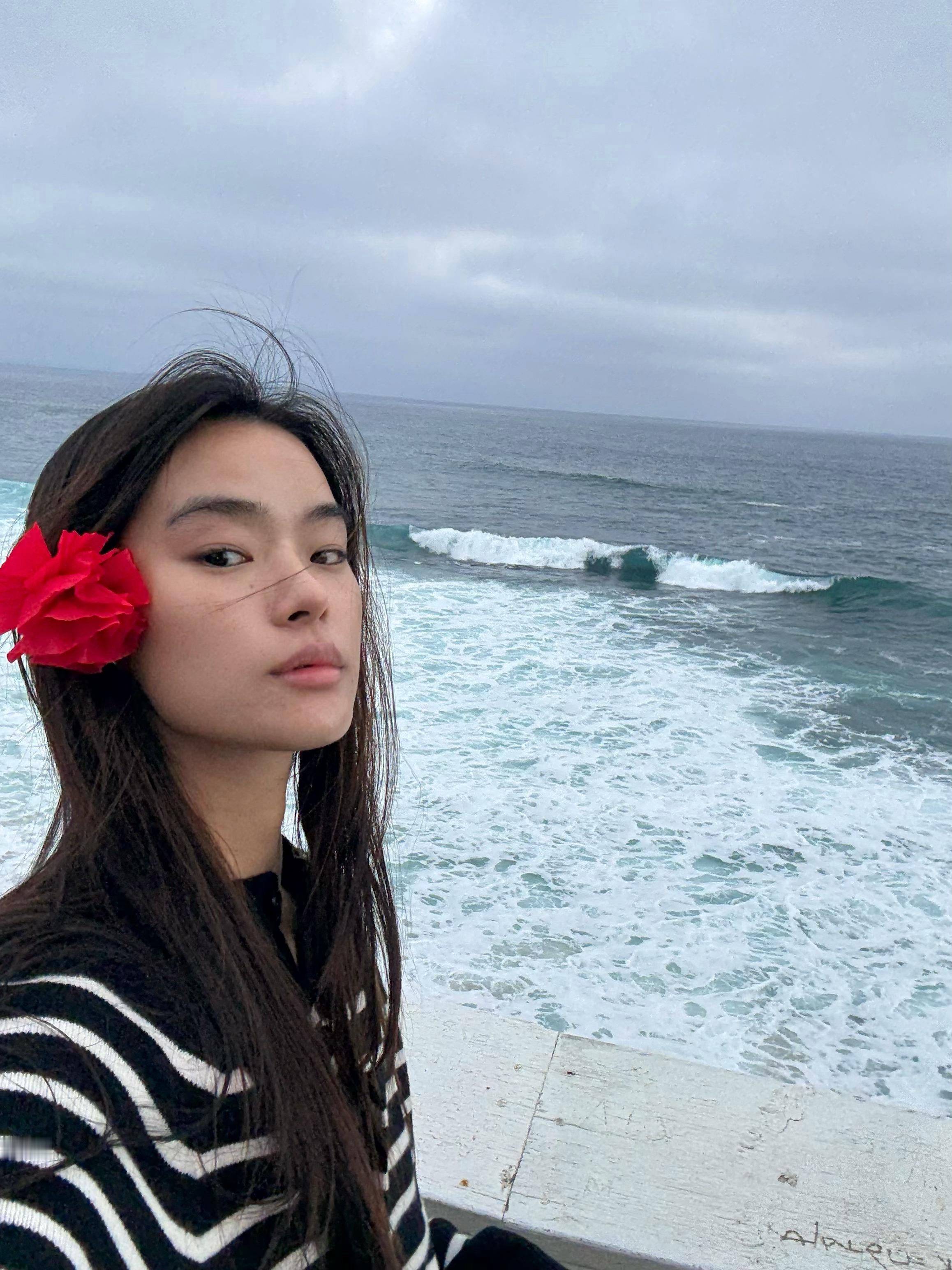 圣地亚哥一日游客，自己做了一朵纸花。