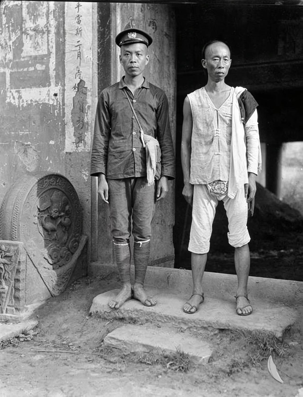 破衣草鞋守县衙：1917年，外国人镜头下的县衙护卫。这张老照片是美国人甘博191