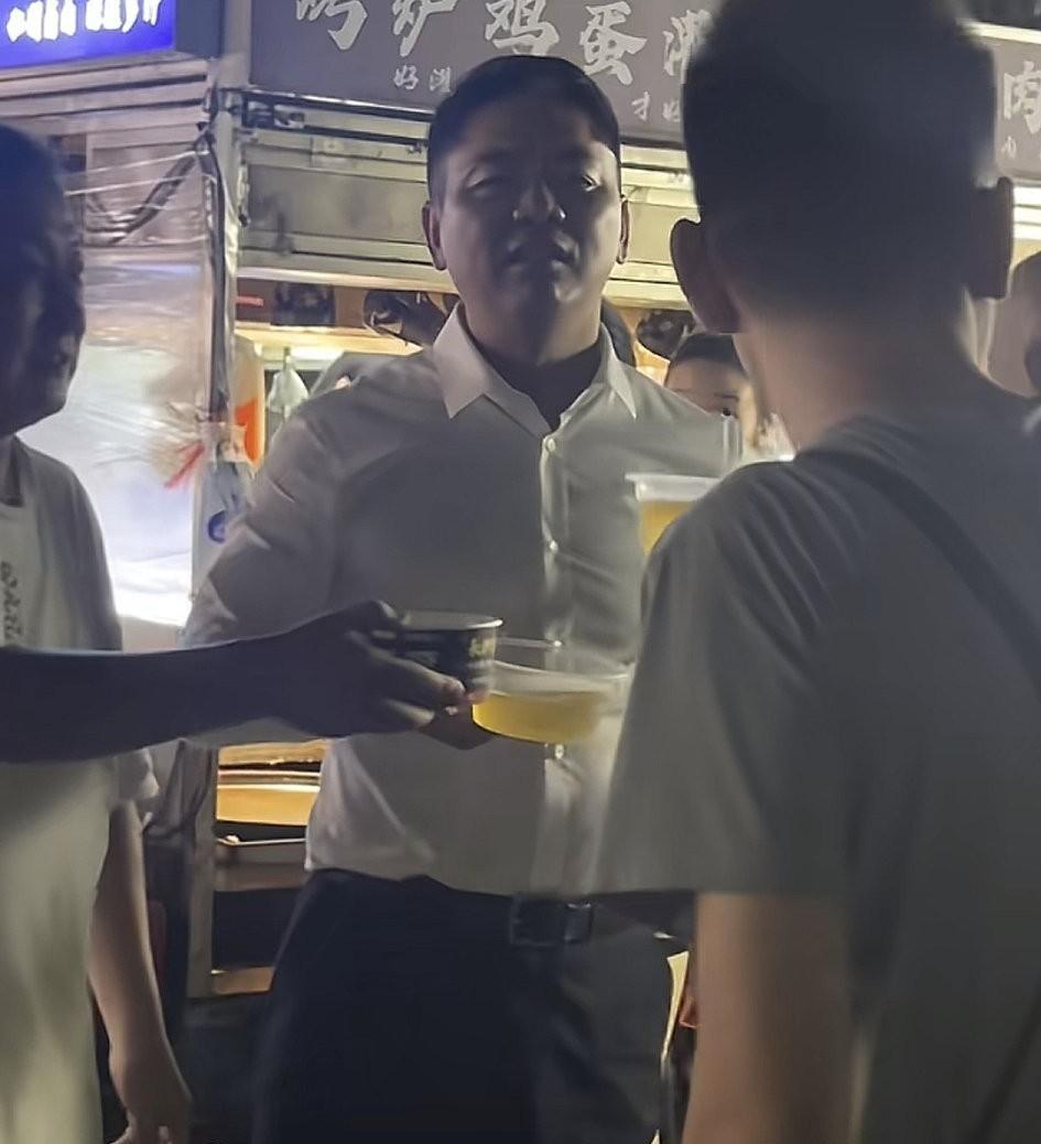 也不知道酒那么难喝，大家怎么那么喜欢喝，女人真的理解不了，你看刘强东在老家地摊上