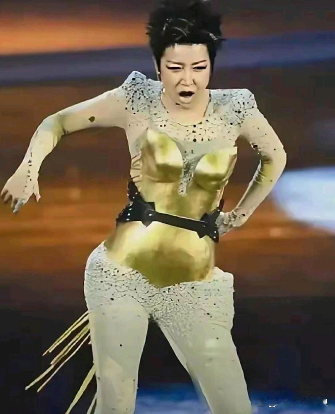 孙悦演唱会造型，一般人驾驭不了。