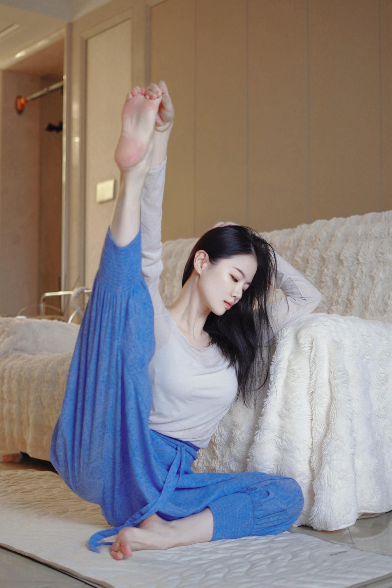 居家瑜伽｜放下占有欲，享受使用权。瑜伽女孩瑜伽拍照姿势