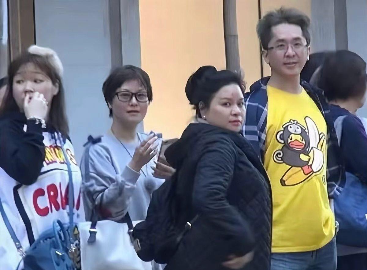 港圈瓜来得猝不及防！邓兆尊百日宴上随口一句“十几二十年近百女星投怀送抱”，直接炸