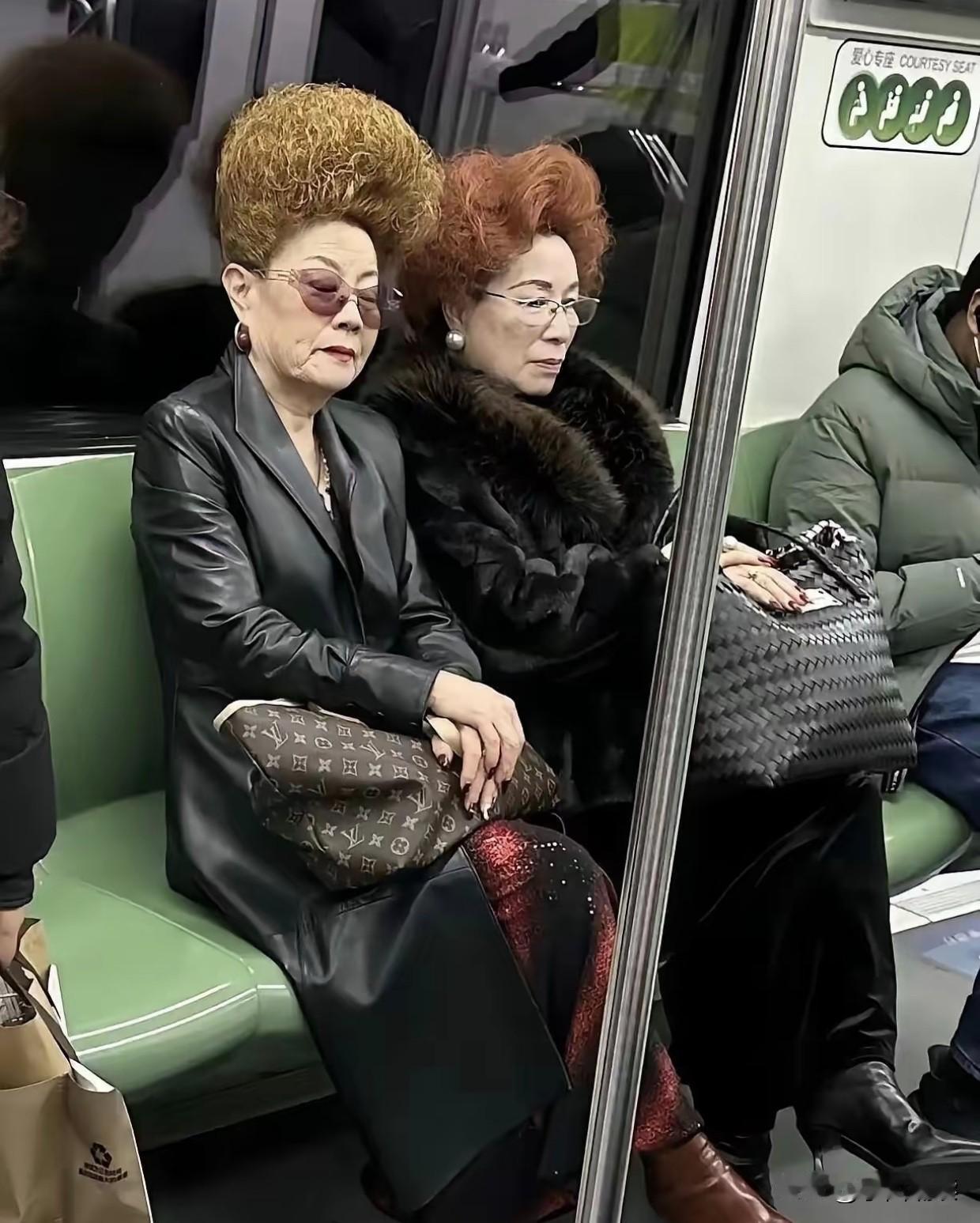 昨天坐地铁，偶遇两位气质高冷、打扮精致的中年妇女，单看这一身行头就是妥妥的富婆形