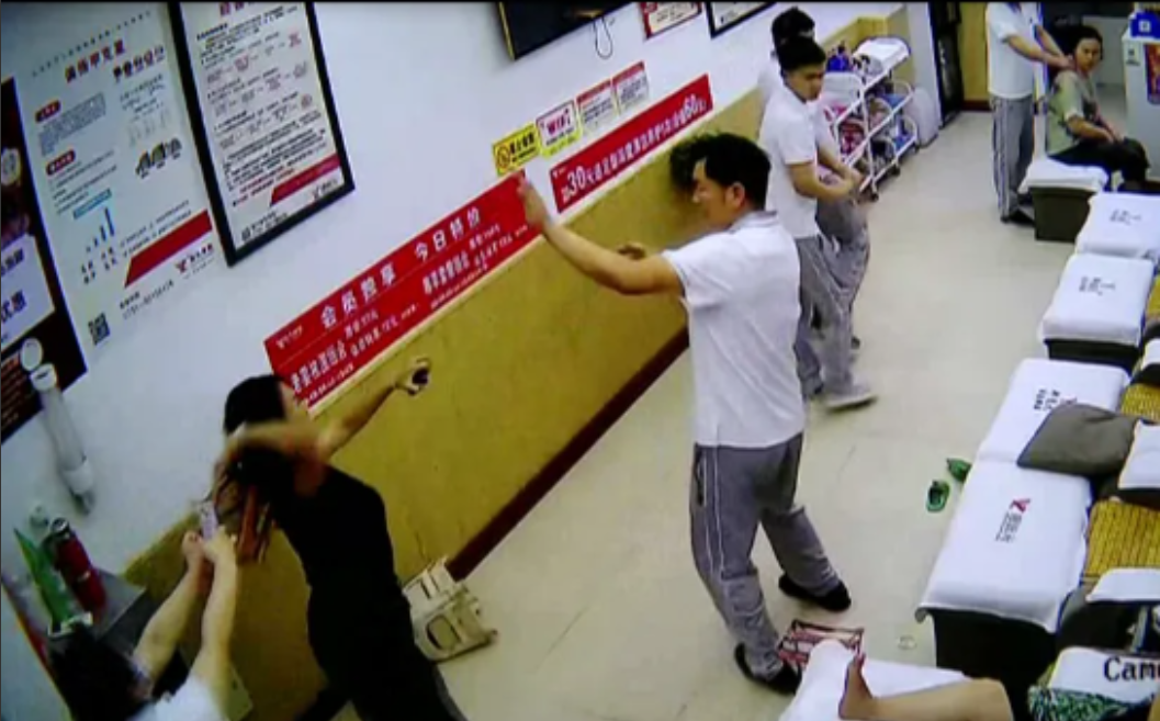 这又何必呢！湖南长沙，女子去足疗店按摩，可由于男技师手法问题，套餐服务时间已到，