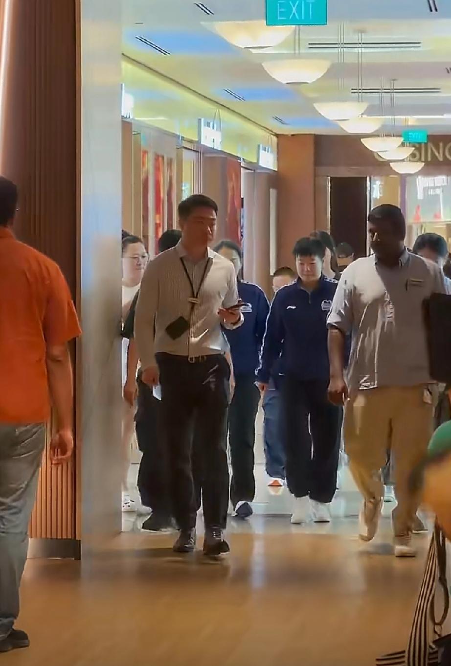 排场拉开！孙颖莎今日新加坡傍晚与何卓佳一起外出吃饭。身边安保陪同，排场拉开！莎