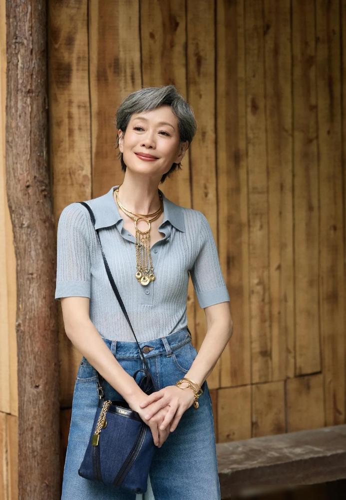 别再吹叶童优雅了，你根本不懂她。前脚还在时装周穿高定，后脚就素面朝天，自己跑