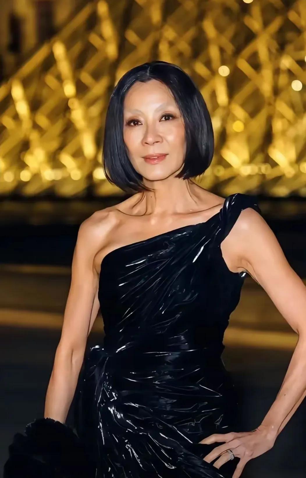 哇靠！杨紫琼怎么变成“白毛道长”了呢！这妆容有点怪异。近期，62岁杨紫琼亮