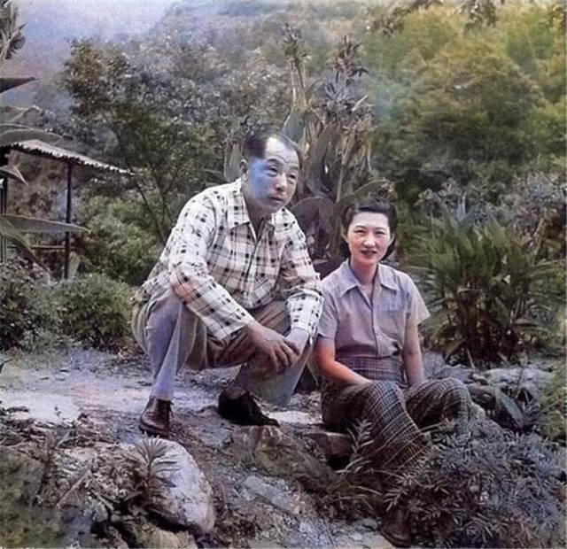 张学良幽禁在溪口时，每到晚饭有人会问：“少帅，今晚吃啥？”张学良不在意的说:“随