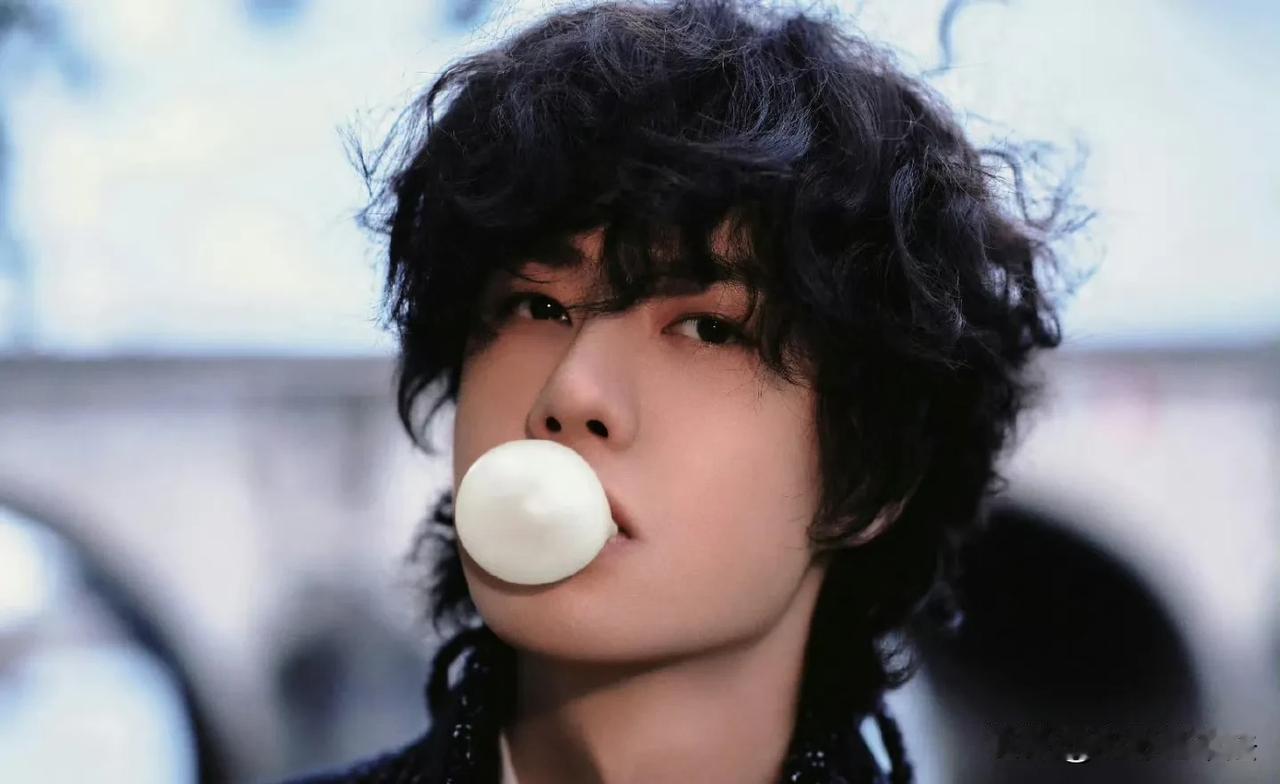 网传王一博不续约乐华，这多半是谣言，因为没人会放手印钞机，除非杜华疯了或是要退圈