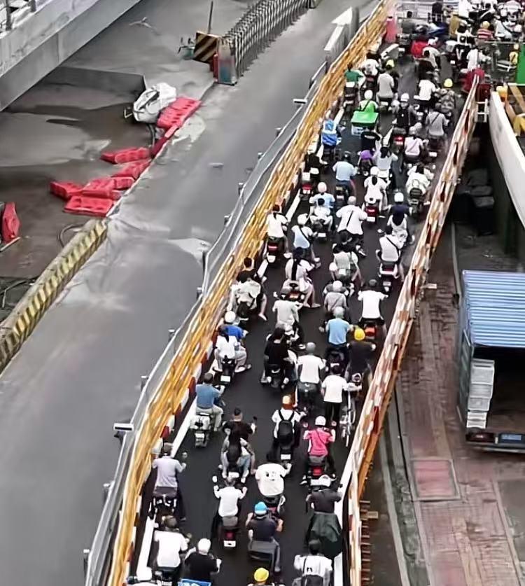 珠江大桥就算不修路，同样都会堵！住芳村片区的人又只有这一条大桥能过江，不过，比