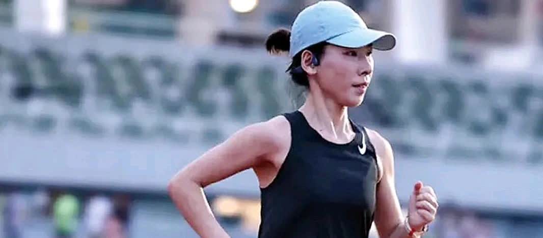 妈妈跑者敖苹平夺国内组冠军！祝贺！在今天举行的2025年乌鲁木齐马拉松比赛中，来