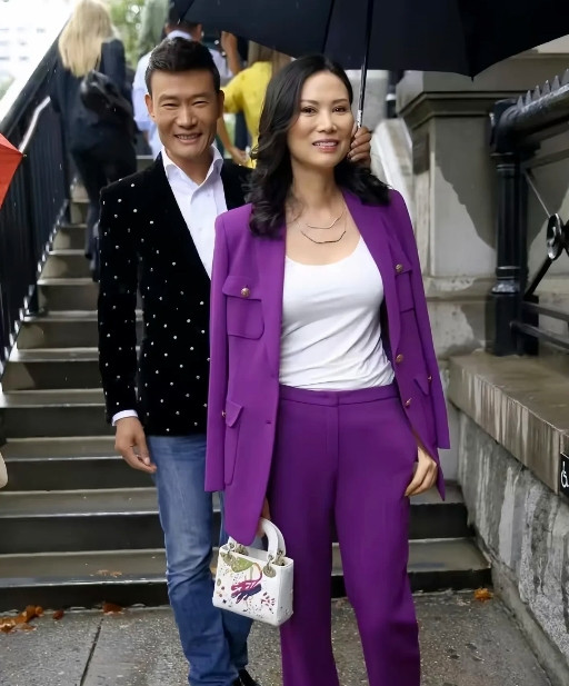 邓文迪很适合混时尚名媛圈，因为她的长相一般，身材高瘦，气质还不错。不过，她也