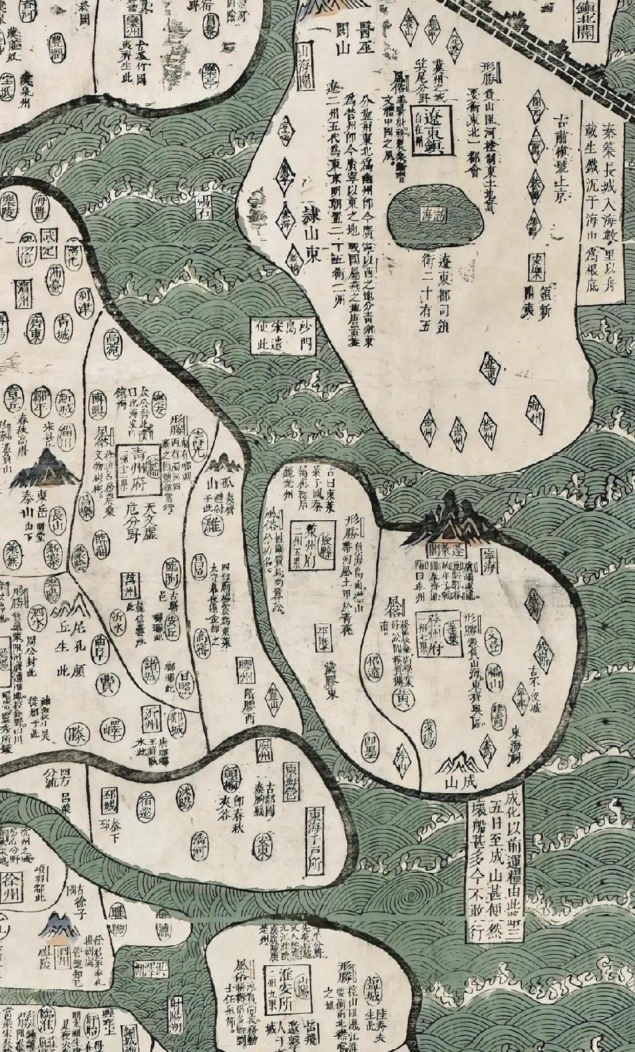 这是清朝乾隆时代的一张疆域图，当时的山东半岛被一条明显的河道分开，那就是胶莱运河