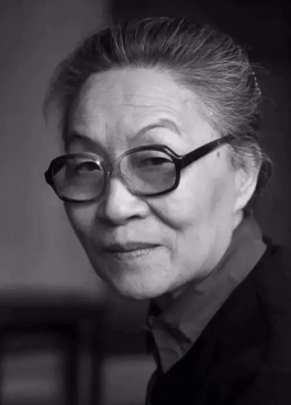 1973年，钱钟书的女儿钱瑗因洗衣服被邻居打了一耳光，他62岁的妻子杨绛立即冲上