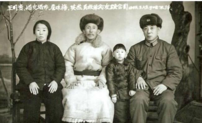 1953年11月，金日成访问北京，检阅完仪仗队后，仪仗队负责人跑上前，竟然搂住了