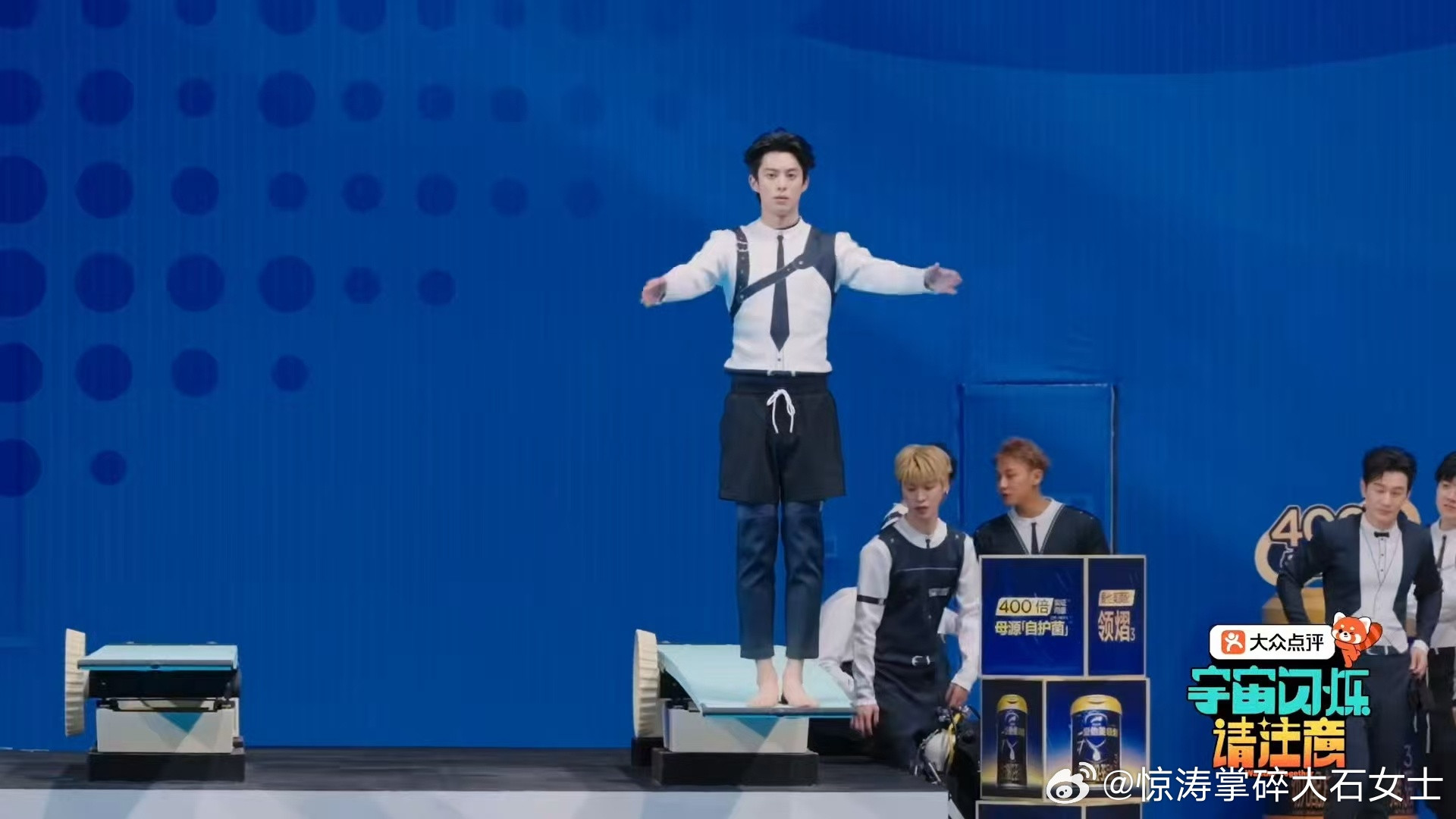 王鹤棣把长裤穿成九分裤了王鹤棣穿九分裤跳水王鹤棣跳水露脚脖子，原来是把长裤穿成