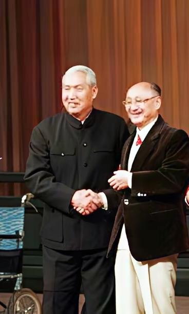 从两部现代京剧看红色东北《红灯记》中的李玉和与《智取威虎山》里的杨子荣，是现代