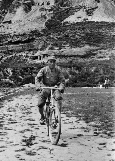 1938年，朱德从前线返回延安，出席中共六届六中全，时任八路军总政治部宣传部摄影