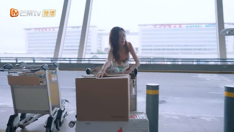 只有近视眼才懂张予曦巴黎合伙人名场面巴黎合伙人近视眼的痛谁能体会啊！张予曦在机