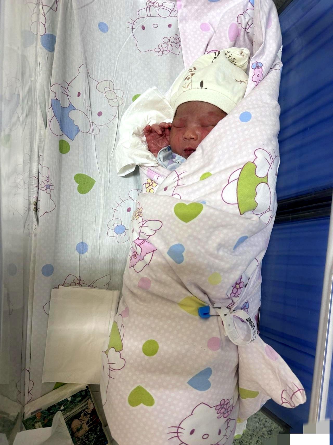 以为还能赶上2指打无痛，没想到宫缩把剧本直接撕了，从2指一阵猛推，瞬间蹿到5、6