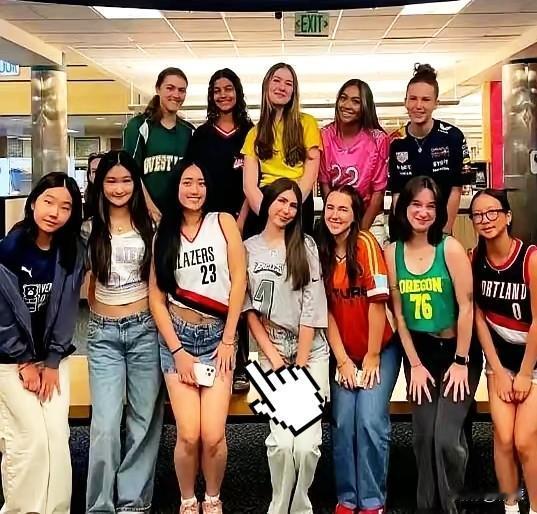 “牢A”这一波回暖，顺带把留学圈的底裤都给扒了。听圈里人聊了个新词：“带球回国