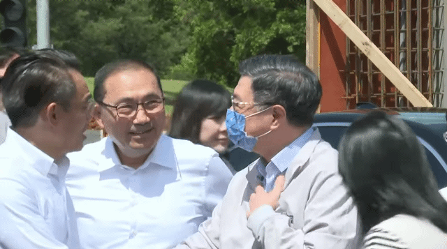 侯友宜，你可真给中国国民党“长脸”，不仅跟卓荣泰友好互动还看着卓荣泰笑得那么开心