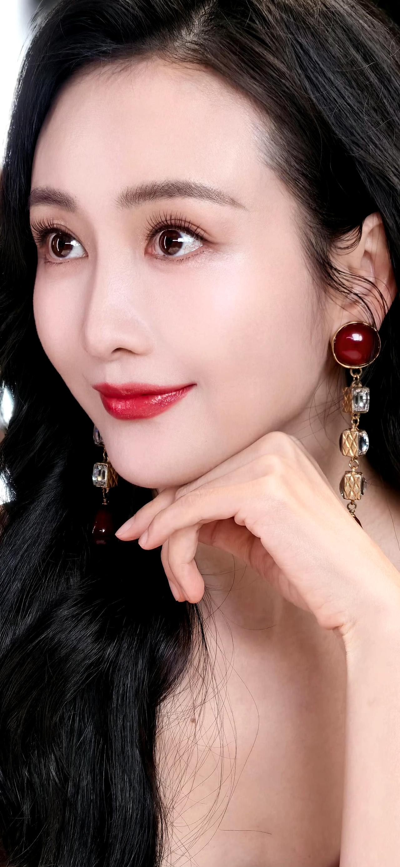 我要上精选-全民写作大赛王鸥和何某某的那出闹剧结束啦，咱把注意力放回王鸥的闪光