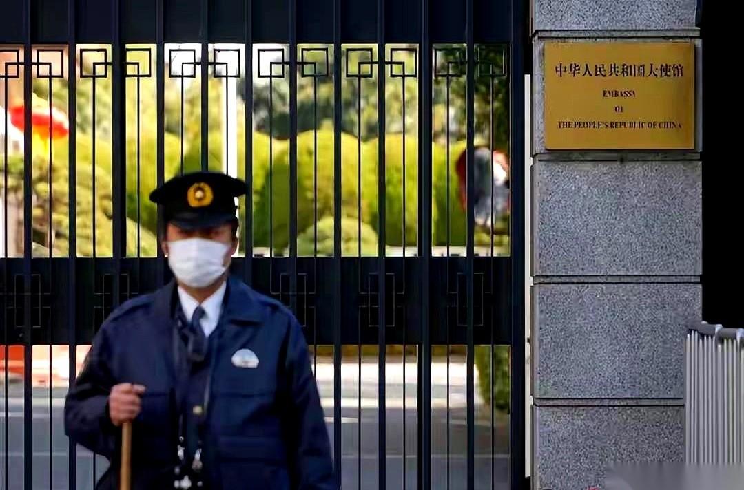 一个日本现役军人，揣着刀，翻墙进了咱们在他们那儿的使领馆。就光天化日之下。说