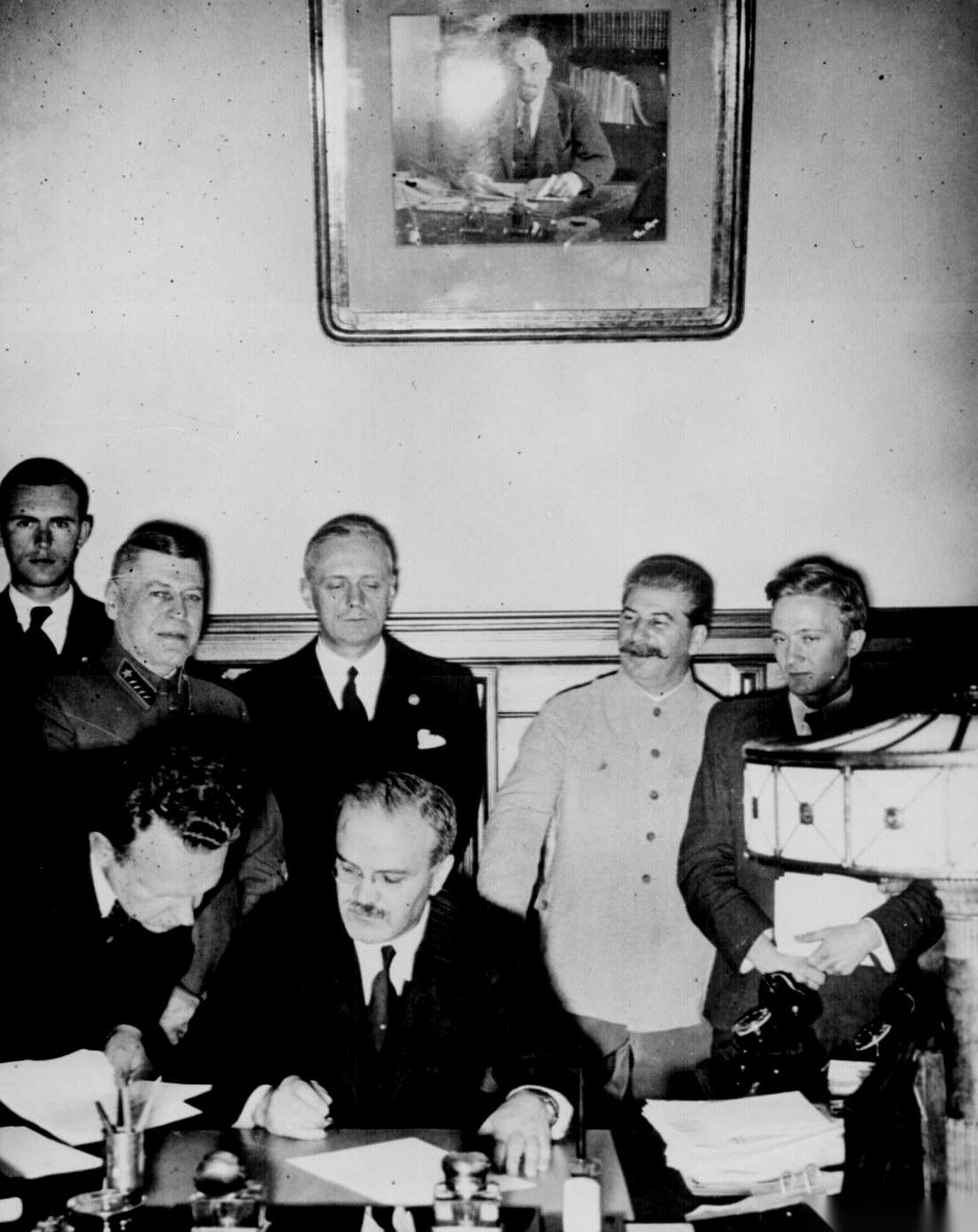 桌子底下，一张地图，一支笔，就这么一划。你的，我的。一个国家，就这么被分了。