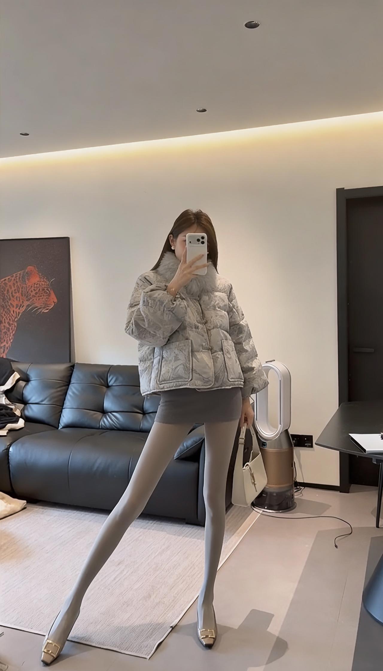 这套穿搭走轻熟名媛风，以上下深浅灰的同色系搭配打造高级层次感：•上衣：浅灰