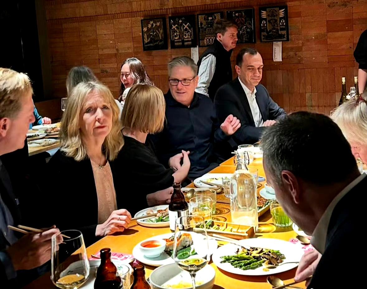 斯塔默等在京下馆子吃云南菜。​​​