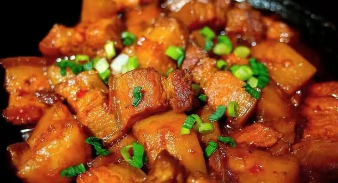 河南商丘工地水电工：一顿红烧肉下肚，40岁顶梁柱趴桌“睡着”再没醒，给所有硬扛的