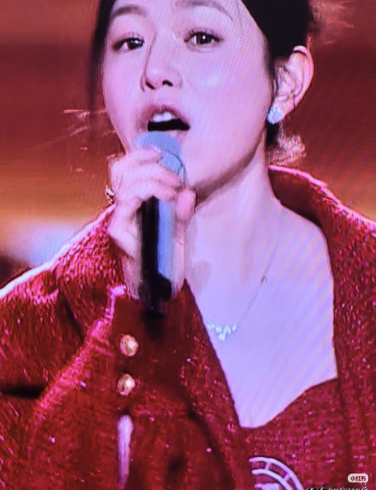 陈妍希的颜值，居然被一支眼线给毁了？跨年晚会上那抹大红色，本该是惊艳全场的战袍