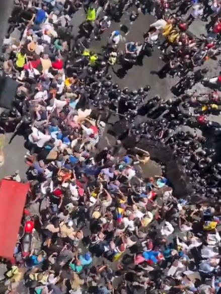 委内瑞拉“彻底”乱套了！民众直接冲进总统府，场面彻底失控！罗德里格斯以为靠着美国