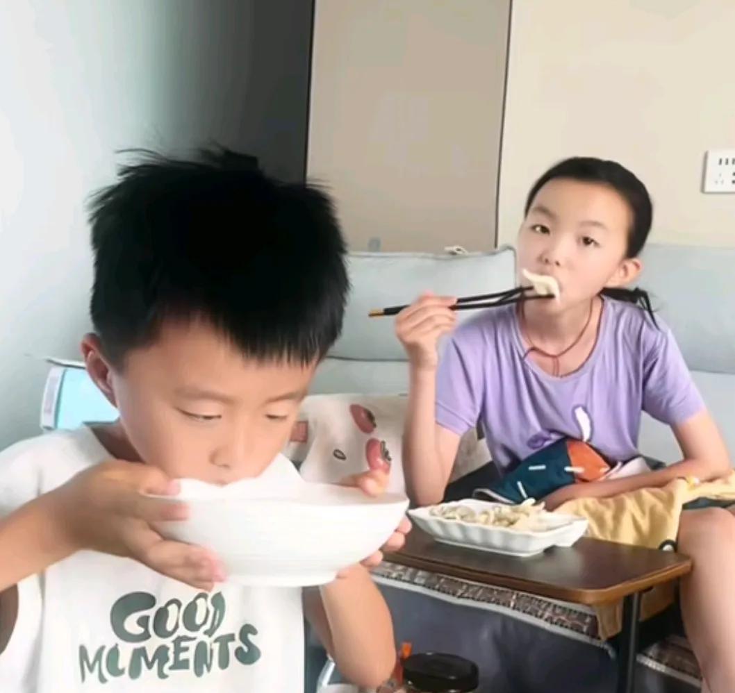 田静真是勤快，昨天准备好菜馅，今天中午给孩子们包饺子！田静自嘲：自己包的饺子