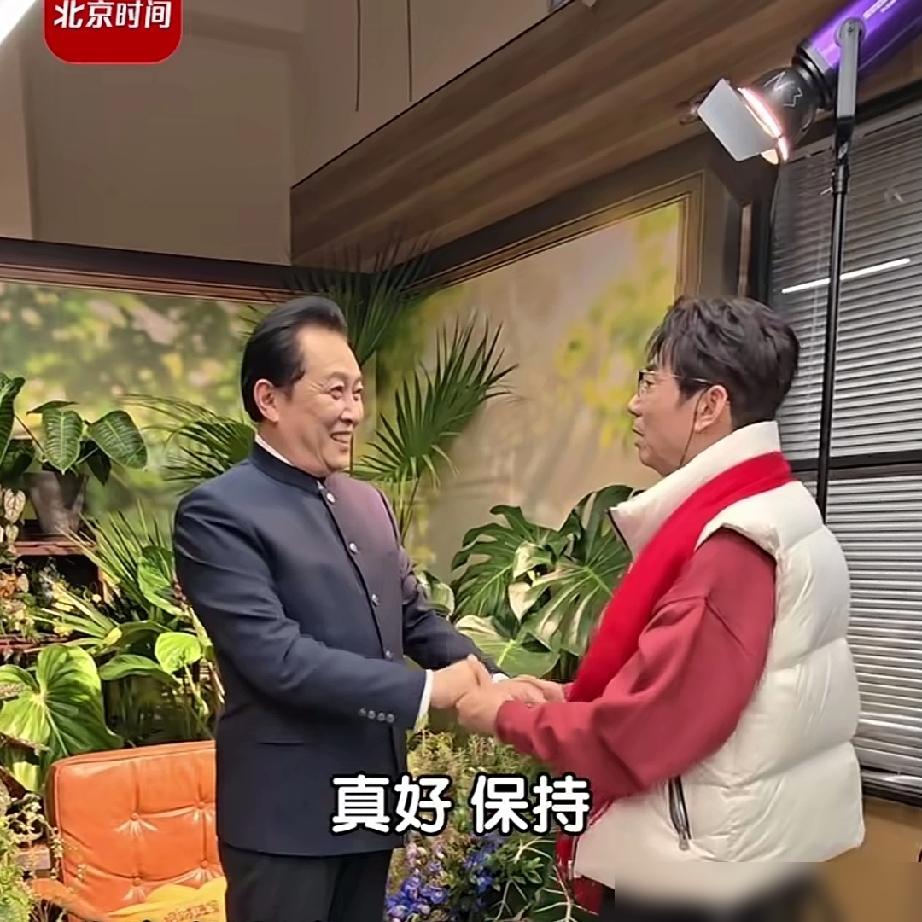 在北京电视台春晚后台，范明碰到了唐国强，赶紧热情的上前打招呼，并夸唐老师的综艺节