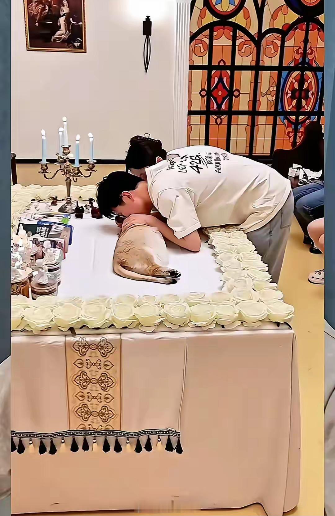 果然是有钱人！花15w给宠物狗办葬礼，到场的亲戚朋友“满脸悲伤”。我不理解这种行