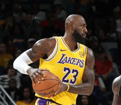 NBA常规赛湖人以101-73战胜太阳本场比赛，湖人球员勒布朗-詹姆斯出战3