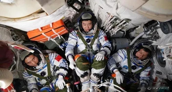 这波太空应急操作，全世界都看傻了，神舟二十号乘组换乘神舟二十一号，原来是因为神舟