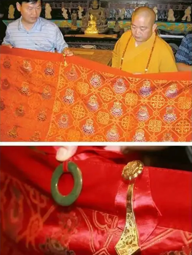 1998年，时任少林寺方丈释永信当选第九届全国人大代表，参会时身披的定制袈裟引