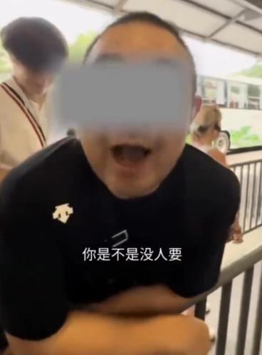7月6日，慕田峪长城带外国人插队、辱骂同胞的导游已被行政拘留。高温天游客排队等候