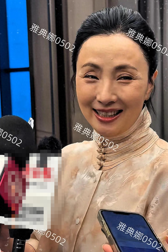 陶虹怎么变成这样了？不但一脸沧桑原来弯弯的笑眼现在眼神很疲惫久未露面的陶虹现身