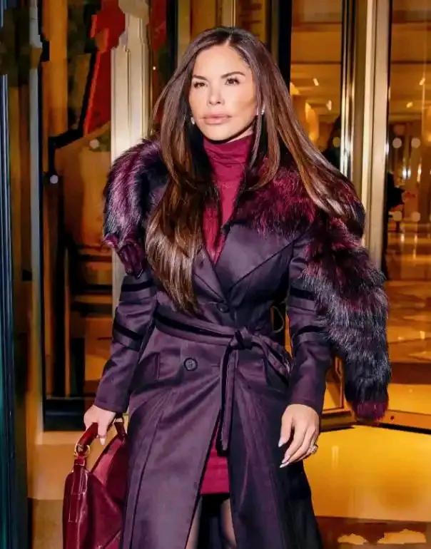 劳伦·桑切斯又出来炸街了。这次她穿着一件大牌的紫色长大衣，内搭红色超短裙和黑丝