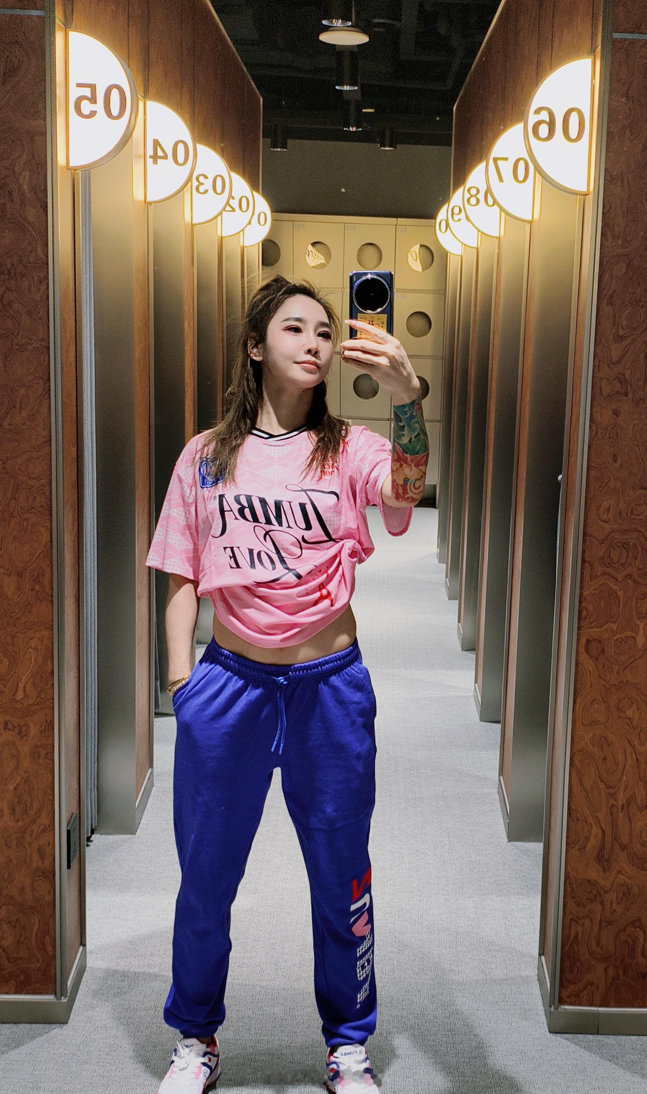 今天来做会跳舞的小姐姐健身穿搭我的日常plog健身