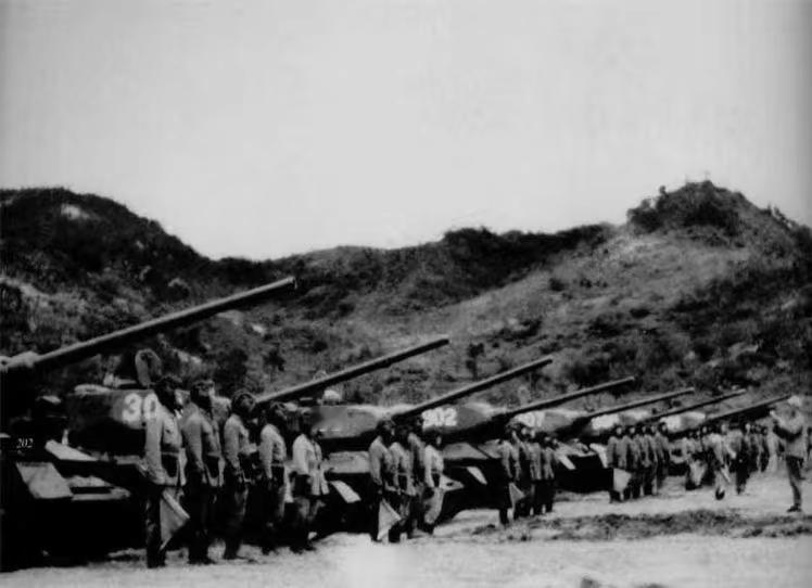 两张相距72年的照片，爷爷抗美援朝，我哥去考核他的155车载加榴炮分队训练的照片