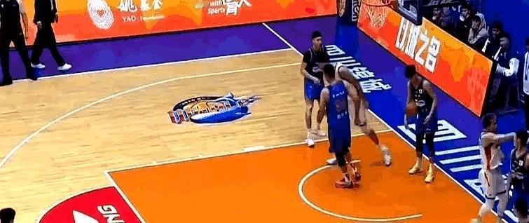 郭艾伦又被吹T了。但辽宁球迷都在鼓掌。他那个“混不吝”的劲头，回来了。复出