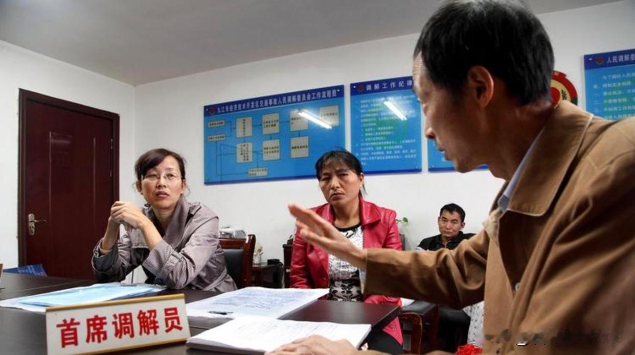 浙江一个老头，拆迁分了450万，把三子女叫回来分钱。大儿子说不要，二女儿也说