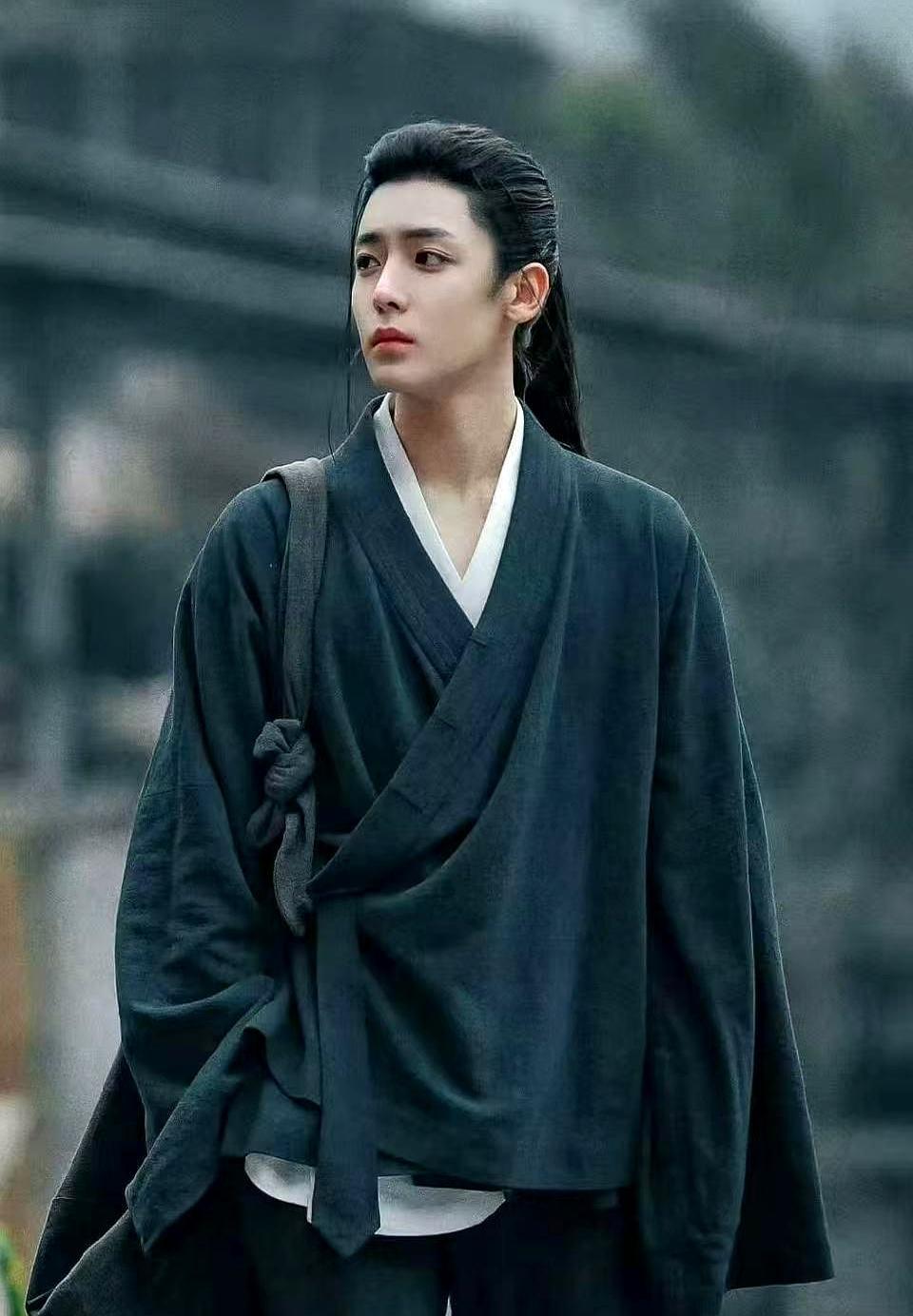 我不是荣家的，我是大小姐的。你没看错，这话竟出自一个状元郎之口。侯明昊在新